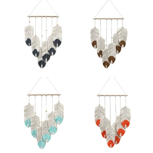 Handgemaakte macramé wanddecoratie van katoen met veren in grijs bruin blauw en oranje