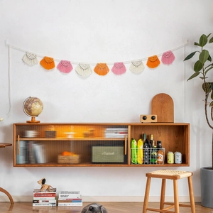 Decorazione da parete boho con foglie in macramè colorate per arredo nordico