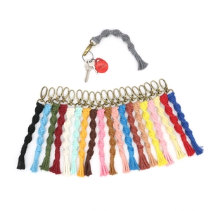 Handgefertigte Boho-Baumwoll-Schlüsselanhänger mit Quasten und Bronzekarabiner Set
