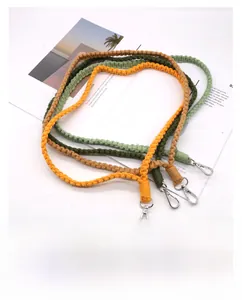 Detailansicht handgewebter Lanyards in Senfgelb, Kaffee und Grün mit Karabiner