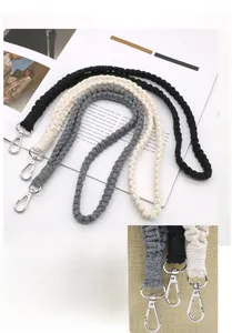 Detailaufnahme gewebter Baumwoll-Lanyards in Schwarz und Beige mit Metall-Karabinerhaken