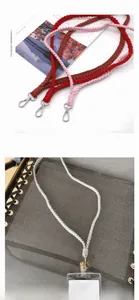 Detail von gewebten Schlüsselbändern mit Karabinerverschluss in Rot, Rosa und Weiß für Ausweise