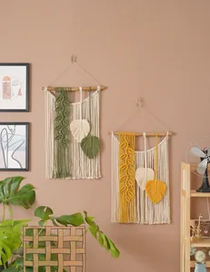 Detail der böhmischen handgefertigten Makramee-Wandbehang mit Blattmustern auf Holz