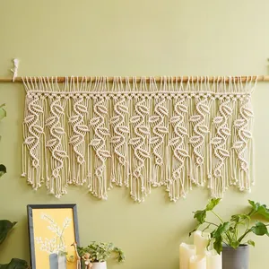 Vue détaillée de la tapisserie murale tissée à la main au motif de feuilles bohème