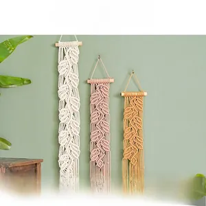 Détail de tapisseries tissées à la main en forme de feuille en trois couleurs