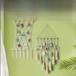Détail de la décoration murale en macramé tissé avec pinces en bois et franges