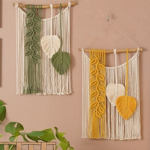 Handgefertigter Wandbehang im Boho-Stil mit grünen und gelben Makramee-Blättern