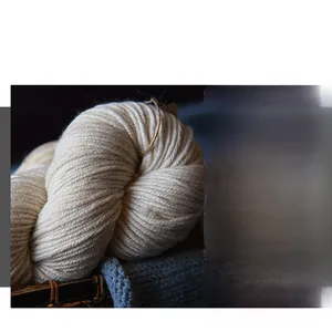 Détail de la texture en coton naturel crème pour décoration murale bohème en macramé