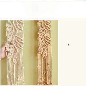 Détail de la tapisserie macramé faite main en coton beige et marron avec des franges