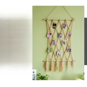 Détail d'une suspension murale en coton tissé à la main avec pinces en bois pour photos