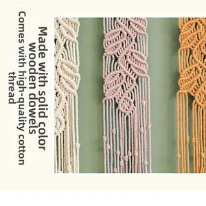 Détail de la tapisserie macramé faite main montrant le tissage en coton et le bois