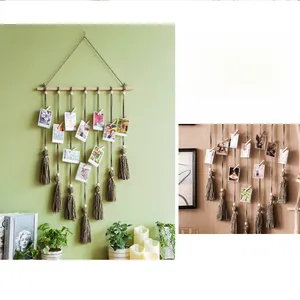 Détail de la suspension murale en macramé avec pinces à photos en bois et glands verts