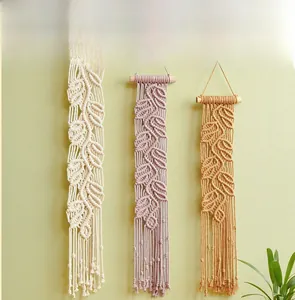 Détail de tapisseries murales bohèmes en coton tissé à la main avec franges et bois poli