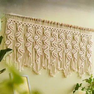 Détail d'une tenture murale en macramé bohème tissée à la main avec franges en coton