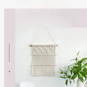 Vue détaillée du tissage complexe de la tenture murale bohème en macramé de couleur crème