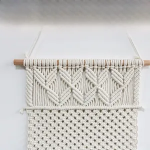 Détail de la tapisserie murale en macramé tissée à la main avec corde en coton naturel boho