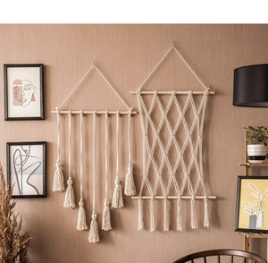 Détails macro de tentures murales bohèmes en coton tissé main avec tiges en bois
