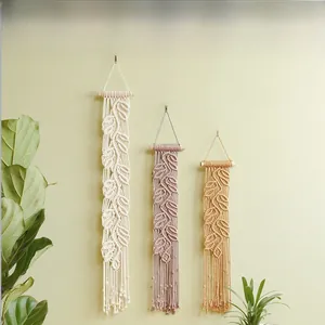 Détail de trois tentures murales bohèmes en corde de coton en beige rose et jaune