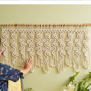 Détail de la tenture murale en macramé bohème faite main avec motif de feuilles