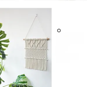 Détail du tissage macramé mural bohème fait main avec des franges en coton naturel