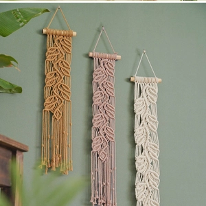 Tenture murale bohème tissée à la main en coton avec motifs de feuilles et bois naturel