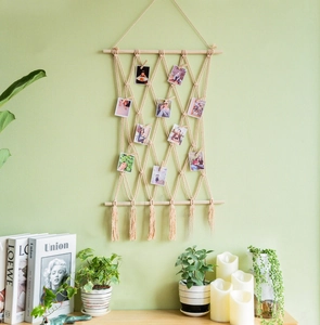 Support photo mural bohème tissé main avec pinces en bois et grille en macramé