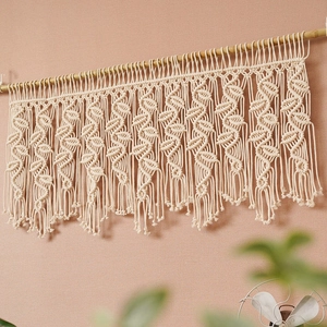 Suspension murale en macramé avec motifs de feuilles et glands pour déco bohème