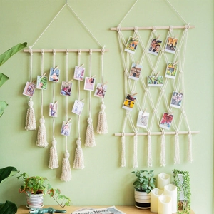 Support mural photo en macramé fait main avec pinces en bois et franges en coton