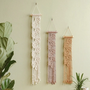 Suspension murale en macramé fait main avec feuilles en trois tons et support bois