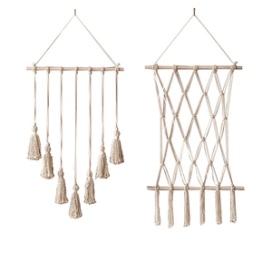 Décoration murale bohème faite main avec macramé en coton crème et pompons sur tige bois