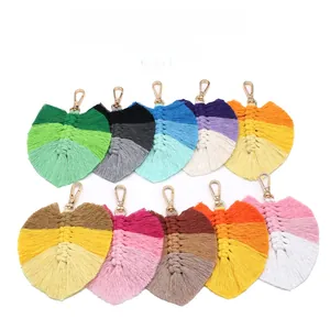 Dettaglio di dieci varianti di colore per portachiavi a forma di foglia in macramè fatti a mano