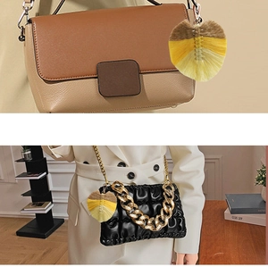 Dettaglio di ciondolo a foglia macramè con sfumatura marrone giallo e beige su borsa