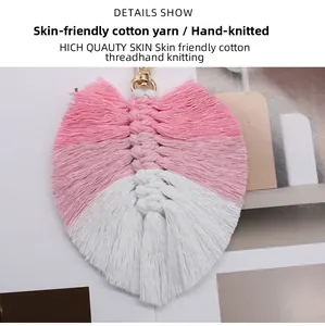 Dettaglio portachiavi a foglia intrecciata a mano rosa e bianco con gancio