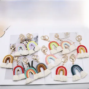 Dettaglio di portachiavi arcobaleno fatti a mano con nappe in cotone e chiusura a moschettone
