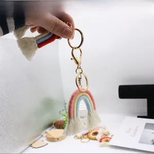 Dettaglio del portachiavi arcobaleno fatto a mano con nappe in corda di cotone bianco