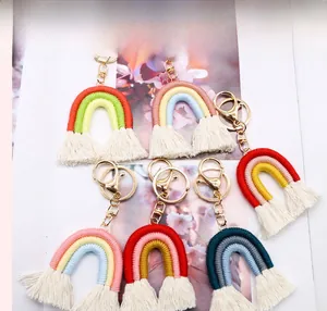 Dettaglio di portachiavi arcobaleno fatti a mano con nappe in cotone e chiusura dorata