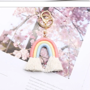 Dettaglio ravvicinato del portachiavi arcobaleno in macramè fatto a mano con frange di cotone