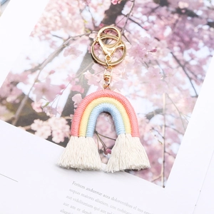 Portachiavi arcobaleno boho fatto a mano con corde di cotone rosa giallo blu e nappe