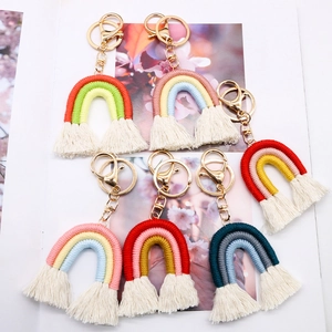 Portachiavi arcobaleno boho fatti a mano in corda di cotone colorata con nappine a frangia
