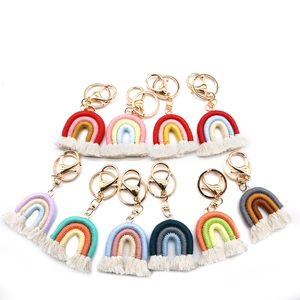 Set di portachiavi a arcobaleno in macramè fatti a mano con nappe e clip dorate