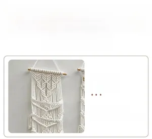 Dettaglio del porta cappelli in macramè con trama boho e barra in legno naturale