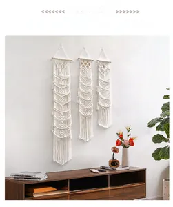 Dettaglio di tre arazzi macramè fatti a mano con frange in corda di cotone boho