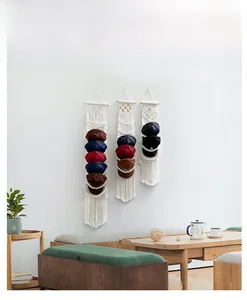 Portacappelli boho in corda di cotone intrecciata con asta in legno e nappe per la parete