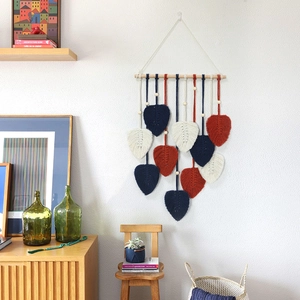 Macramé mural nordique avec feuilles tissées colorées et perles en bois naturel