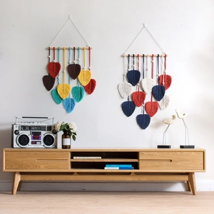 Suspension murale nordique en macramé fait main avec feuilles de coton colorées et bois