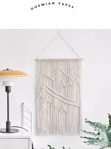Detailansicht des handgewebten Wandteppichs im Boho-Stil mit Natur- und Kiefernmuster