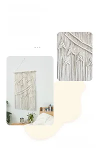 Detailaufnahme handgewebter Makramee-Wandbehang mit Waldmuster und Holzstab-Aufhängung