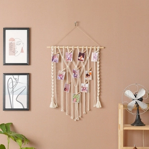 Handgefertigter Boho-Foto-Wandbehang mit Makramee-Quasten und kleinen Holzklammern