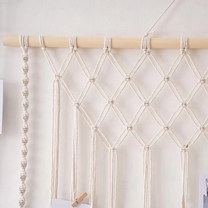 Handgefertigter Wandhalter für Fotos im Boho-Stil mit Baumwollseil und Holzstab