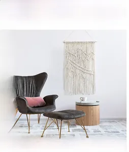 Detail eines böhmischen handgewebten Wandteppichs mit Berg- und Kiefernmustern